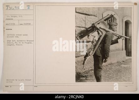 Une photographie du lieutenant Hargan pendant la première Guerre mondiale, datée du 4-27-18. Le lieutenant Hargan est vu tenant une mitrailleuse allemande Maxim capturée. La photo a été prise à l'Army Inf. École d'armes automatiques à Pt. De la Peigney, Langres, France. Il a été publié par l'A.F. Censurer le 1-7-19. Banque D'Images