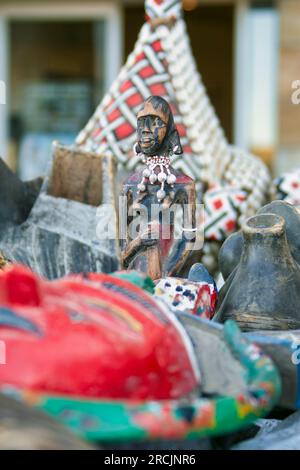 statues africaines, figurines, masques, souvenirs pour les touristes à la recherche de décorations Banque D'Images