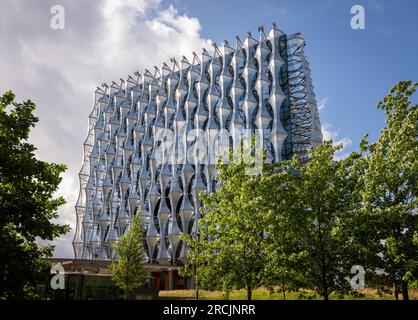 Nine Elms, Londres, Royaume-Uni : l'ambassade des États-Unis d'Amérique à Londres avec des arbres au premier plan. L'ambassade des États-Unis est située à Nine Elms. Banque D'Images