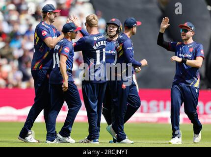 Birmingham, Royaume-Uni. 15 juillet 2023. 15 juillet 2023 ; Edgbaston, Birmingham, Angleterre : Vitality Blast T20 League Cricket finals Day, Essex Eagles contre Hampshire Hawks : Simon Harmer d'Essex Eagles (11) est félicité par ses coéquipiers après avoir pris le guichet de Liam Dawson du Hampshire Hawks Caughr Matt Critchley pour 13 crédit: Action plus Sports Images/Alamy Live News Banque D'Images