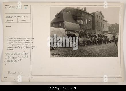 Les Marines et les membres de la 2e Division retournent à leurs tenues en Allemagne depuis les hôpitaux de la base dans le sud de la France. Ces hommes avaient été blessés lors de la dernière manœuvre avant la signature de l'armistice. Le soldat vu avec une serviette à la main est le soldat Louis McCorkle d'Atlantic City, New Jersey Les voitures Packard sont présentes dans l'image. Banque D'Images
