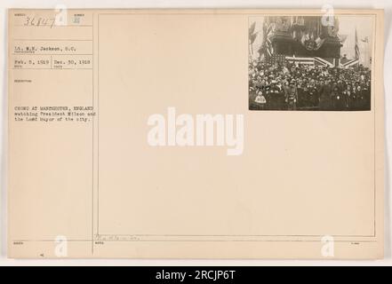 Foule rassemblée à Manchester, en Angleterre, regardant le président Wilson et le maire de la ville pendant la première Guerre mondiale Prise le 30 décembre 1918. Lieutenant B.N. Jackson du signal corps était le photographe. Légende fournie par SUNR le 5 février 1919. Image intéressante capturant la réaction du public à la visite. Banque D'Images