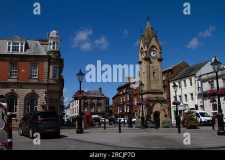 Place du marché, avec le monument Musgrave, centre-ville de Penrith, Cumbria, Angleterre Banque D'Images