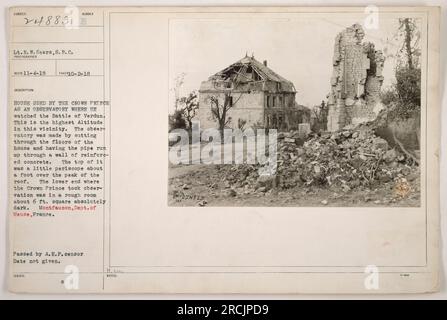 Le lieutenant R. W. Sears, S.R.C. a capturé cette image de la maison à Montfaucon, département de Meuse, France, le 2 octobre 1918. Il a été utilisé comme observatoire par le prince héritier lors de la bataille de Verdun. La maison avait un périscope sur son toit, et le prince héritier prenait des observations dans une pièce sombre ci-dessous. Cette structure unique a été réalisée en coupant les planchers et en utilisant du béton armé. La photographie est étiquetée 111-SC-24883. Banque D'Images