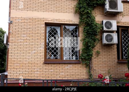 Fenêtres brisées du bâtiment civil de l'explosion de la bombe. Des éclats de verre dépassent dangereusement dans le cadre de la fenêtre. Guerre entre l'Ukraine et la Russie. Cassé c Banque D'Images