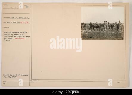 Soldats enlevant une section de voie endommagée causée par des tirs d'obus pendant la première Guerre mondiale La photographie a été prise le 2 juillet 1918 par le sergent L. Rode. Le site est Raulecourt, France, et l'activité est menée par le Département des chemins de fer légers et des routes. L'image a été approuvée par l'A.E.P. Censurer le 13 août 1918. Banque D'Images