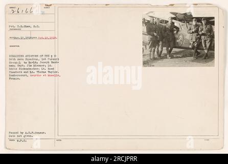 T.R. Pvt Shaw du signal corps de l'armée américaine se tient avec quatre aviateurs du D 94th Aero Squadron, 1st Pursuit Group. Les aviateurs sont identifiés comme étant le lieutenant Joseph Eastman, le capitaine Jim Miesner, le lieutenant Eddie Rickenbacker, le lieutenant Reed Chambers et le lieutenant Thorne Taylor. La photographie a été prise à Rembercourt, Meurthe et Moselle, France. La date exacte de la photo est inconnue. Banque D'Images