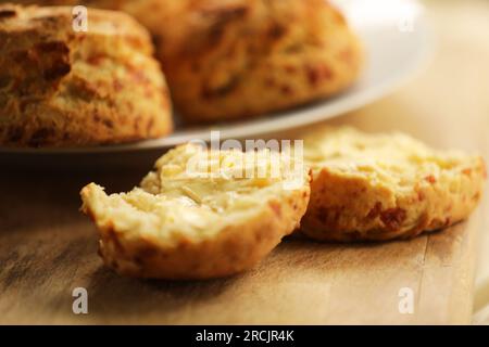 Scones au fromage faits maison sur une planche à découper en bois Banque D'Images