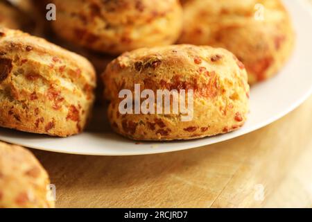 Scones au fromage faits maison sur une planche à découper en bois Banque D'Images