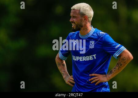 Dirkshorn, pays-Bas. 15 juillet 2023. DIRKSHORN, PAYS-BAS - JUILLET 15 : Kristoffer Velde de de Lech Poznan regarde pendant le match amical de pré-saison entre AZ et Lech Poznan au V.V. Dirkshorn le 15 juillet 2023 à Dirkshorn, pays-Bas (photo de Patrick Goosen/Orange Pictures) crédit : Orange pics BV/Alamy Live News Banque D'Images