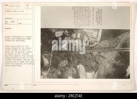 Photographie aérienne (111-SC-20174) prise en octobre 1918 montrant une ligne de chemin de fer à double voie reliant Washington et Baltimore. La photographie a été prise à une altitude de 6 000 pieds. La ligne de chemin de fer est clairement visible en raison de son contraste avec la topographie naturelle de la région environnante. La présence de ruisseaux aide à localiser les passages à niveau. Photo de signal corps, États-Unis Banque D'Images