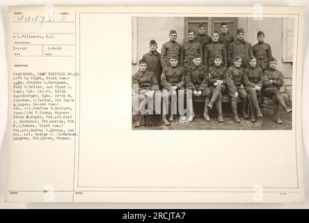 De gauche à droite, première rangée du personnel de l'hôpital du camp n ° 22 : SGTS. Stephen L. Berryman, Rudy M. Zeller, Edgar J. Boyd ; Sgt. De 1e classe Elvin Rosenberger ; Sgts. Orrin W. Stevens, H. Cooley et Hoyle M. Hayes. Deuxième rangée : le soldat Charles E. Halford, Corp. John O. Young, Wagoner Edmon B. Royer, soldat Carl J. Bambauer, soldat Morris, soldat W.J. Bowers. Troisième rangée : Harvey O. Abrens, George J. Dickerson. Langres, hte-Marne, France. Photographie prise le 1 mars 1919. Banque D'Images