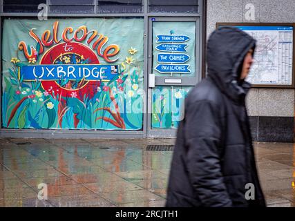 Uxbridge, Angleterre. 14 juillet 2023. Bienvenue à la peinture d'Uxbridge devant la station de métro dans l'ancienne circonscription de Boris Johnson.Une élection partielle pour la circonscription parlementaire britannique d'Uxbridge et South Ruislip est prévue pour le 20 juillet 2023, suite à la démission de l'ancien Premier ministre Boris Johnson de son poste de député le 12 juin.crédit : Horst Friedrichs/Alamy Live Banque D'Images