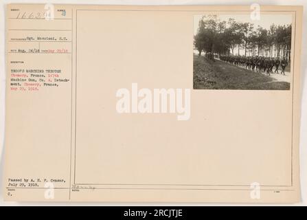 Des troupes du 147e détachement de mitrailleuses sont vues marchant à travers Chémery, en France, le 29 mai 1918. La photographie a été prise par le photographe Sgt Moscioni et a reçu le numéro RECO 16629. Il a été approuvé par l'A.E.P. Censurer le 29 juillet 1918. Banque D'Images