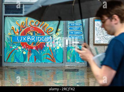 Uxbridge, Angleterre. 14 juillet 2023. Un membre du public laisse passer Bienvenue à la peinture d'Uxbridge devant la station de métro dans l'ancienne circonscription de Boris Johnson. Une élection partielle pour la circonscription parlementaire britannique d'Uxbridge et South Ruislip est prévue pour le 20 juillet 2023, À la suite de la démission de l'ancien Premier ministre Boris Johnson de ses fonctions de député le 12 juin. Banque D'Images