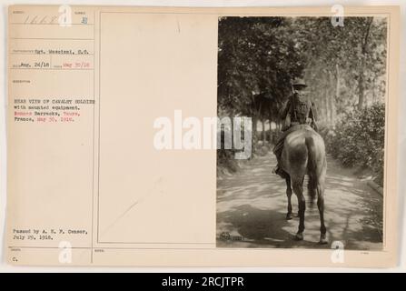 Vue arrière d'un soldat de cavalerie à Rennes Barracks à Tours, France le 30 mai 1918. Le soldat est vu avec de l'équipement monté, servant pendant la première Guerre mondiale. La photographie a été prise par le sergent Moscioni et a été transmise par le censeur de l'A.E.F. le 29 juillet 1918. Banque D'Images