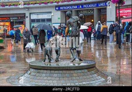 Uxbridge, Angleterre. 14 juillet 2023. Statue à l'extérieur de la station de métro dans l'ancienne circonscription d'Uxbridge Boris Johnson.Une élection partielle pour la circonscription parlementaire britannique d'Uxbridge et South Ruislip est prévue pour le 20 juillet 2023, suite à la démission de l'ancien Premier ministre Boris Johnson comme député le 12 juin.crédit : Horst Friedrichs/Alamy Live Banque D'Images