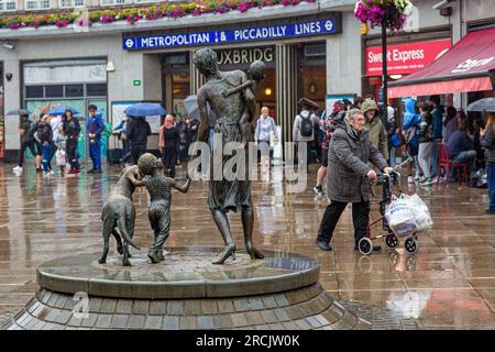 Uxbridge, Angleterre. 14 juillet 2023. Statue à l'extérieur de la station de métro dans l'ancienne circonscription d'Uxbridge Boris Johnson.Une élection partielle pour la circonscription parlementaire britannique d'Uxbridge et South Ruislip est prévue pour le 20 juillet 2023, suite à la démission de l'ancien Premier ministre Boris Johnson comme député le 12 juin.crédit : Horst Friedrichs/Alamy Live Banque D'Images