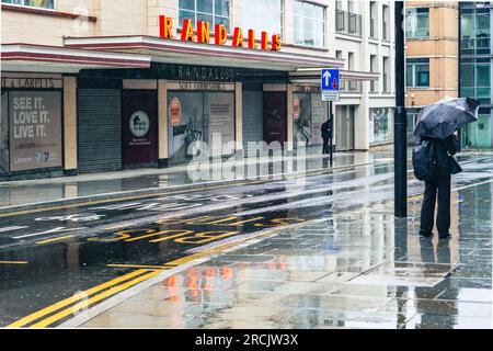 Uxbridge, Angleterre. 14 juillet 2023 Randalls un ancien grand magasin sur Vine St à Uxbridge, l'ancienne circonscription de Boris Johnson. Une élection partielle pour la circonscription parlementaire britannique d'Uxbridge et South Ruislip est prévue pour le 20 juillet 2023, Suite à la démission de l'ancien Premier ministre Boris Johnson comme député le 12 juin.crédit : Horst Friedrichs/Alamy Live Banque D'Images