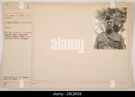 Le soldat Edward J. Peters, S.C., sur une photographie avec le lieutenant-colonel Robert P. Patterson, chirurgien dentaire divisionnaire des Hdqrs. 30e Division. Cette photo a été prise le 30 juillet 1918 à Watou, Belgique. La photo a été passée par l'A.E.F. Censurer le 13 août 1918. Banque D'Images
