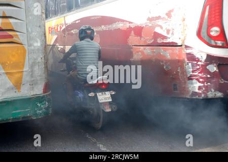 Dhaka, Bangladesh - 15 juillet 2023 : les véhicules expirés à Dhaka émettent tellement de fumée noire que c'est l'une des raisons de la pollution atmosphérique. Banque D'Images