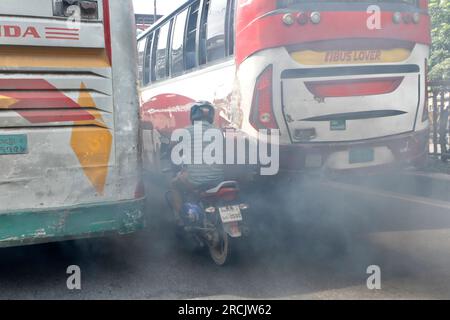 Dhaka, Bangladesh - 15 juillet 2023 : les véhicules expirés à Dhaka émettent tellement de fumée noire que c'est l'une des raisons de la pollution atmosphérique. Banque D'Images