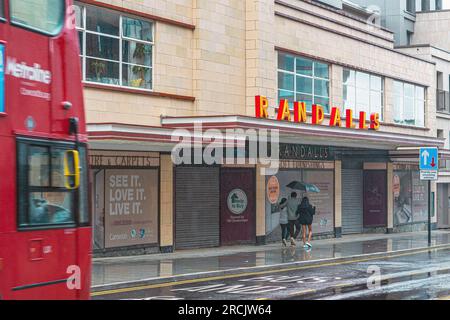 Uxbridge, Angleterre. 14 juillet 2023 Randalls un ancien grand magasin sur Vine St à Uxbridge, l'ancienne circonscription de Boris Johnson. Une élection partielle pour la circonscription parlementaire britannique d'Uxbridge et South Ruislip est prévue pour le 20 juillet 2023, Suite à la démission de l'ancien Premier ministre Boris Johnson comme député le 12 juin.crédit : Horst Friedrichs/Alamy Live Banque D'Images