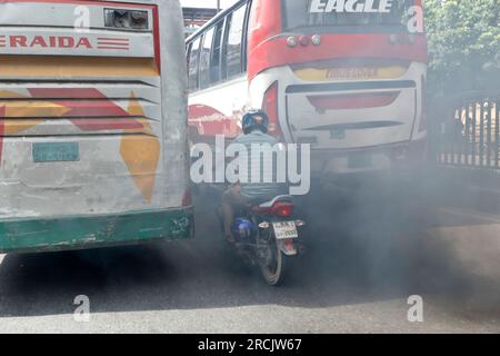 Dhaka, Bangladesh - 15 juillet 2023 : les véhicules expirés à Dhaka émettent tellement de fumée noire que c'est l'une des raisons de la pollution atmosphérique. Banque D'Images