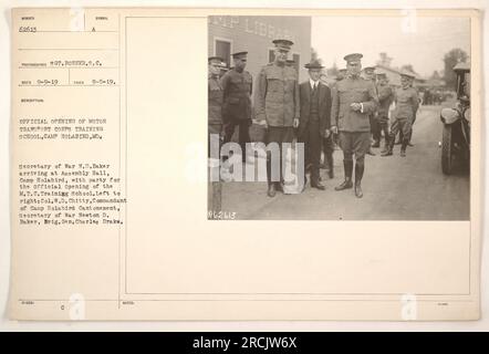 Le secrétaire à la Guerre Newton D. Baker et son épouse arrivent à Assembly Hall, Camp Holabird, MD pour l'ouverture officielle de l'école de formation du Motor transport corps. Ils sont rejoints par le colonel W.D. Chitty, commandant du camp Holabird, et brigadier. Général Charles Drake. La photographie a été prise le 5 septembre 1919 et elle fait partie de la bibliothèque de la MP avec le numéro de référence 62613. Banque D'Images