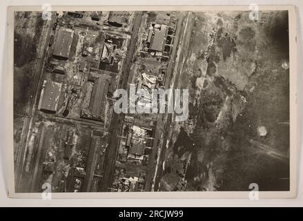 Vue aérienne de Gerstner Field à Lake Charles, Louisiane, après un ouragan le 6 août 1918. La photographie est prise à une altitude de 1100 pieds et montre le quartier général et les hangars 7, 8, 9 et 10. Banque D'Images