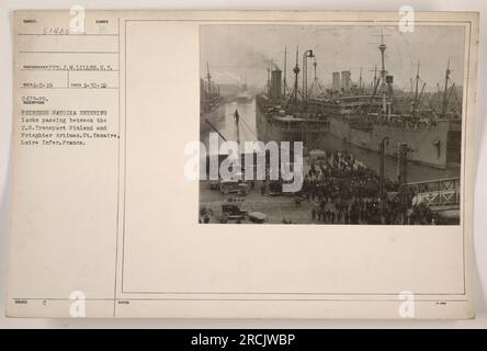 La princesse Matoika est vue entrer dans les écluses, passant entre les États-Unis Transport Finlande et Freighter Artimas à St. Nazaire, Loire Inf., France. La photo a été prise par P.J.V. Lilles pendant la première Guerre mondiale. Il est numéroté C pris 1-30-10. Banque D'Images