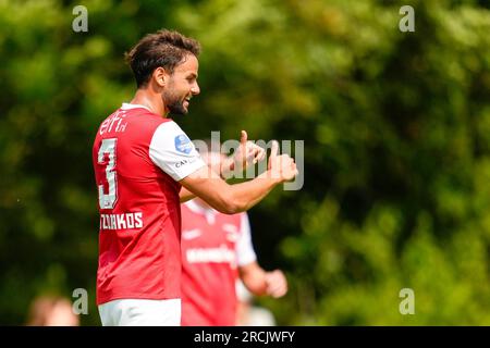 Dirkshorn, pays-Bas. 15 juillet 2023. DIRKSHORN, PAYS-BAS - JUILLET 15 : Pantelis Hatzidiakos de AZ Alkmaar fait des gestes lors du match amical de pré-saison entre AZ et Lech Poznan au V.V. Dirkshorn le 15 juillet 2023 à Dirkshorn, pays-Bas (photo de Patrick Goosen/Orange Pictures) crédit : Orange pics BV/Alamy Live News Banque D'Images