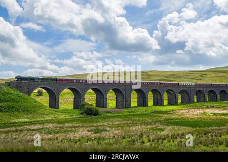 Viaduc de DandryMire à l'extérieur de Garsdale avec le 'Flying Scotsman' amenant les voitures derrière lui au-dessus du viaduc par une journée ensoleillée de juillet de Settle Banque D'Images