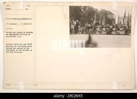 Le colonel Harry Lee et son état-major passant devant le groupe d'examen lors de l'examen et du défilé des Marines de la deuxième division à Washington, DC. Cette photographie a été prise le 12 août 1919, lors de l'examen des Marines par le président. Banque D'Images