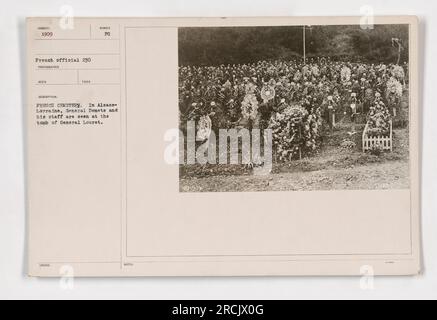 Des responsables militaires français, dirigés par le général Demets, visitent la tombe du général Louret dans un cimetière en Alsace-Lorraine. La photographie capture un moment solennel de souvenir et d'honneur pour les soldats tombés au combat. Cette image donne un aperçu des activités militaires et de la reconnaissance des sacrifices consentis pendant la première Guerre mondiale. Banque D'Images