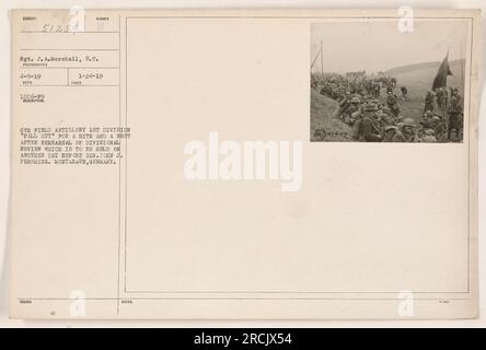 Les soldats de la 6e artillerie de campagne de la 1e division font une pause après avoir répété une revue divisionnaire devant le général John J. Pershing à Montabaur, en Allemagne. La photographie, prise par le sergent J.A. Marshall, montre les soldats se reposant et dégustant un repas. La date de la photographie est identifiée comme étant le 5 avril 1919. Banque D'Images