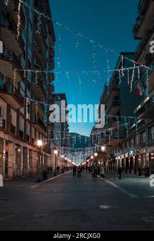 Salerne, Italie - 25 décembre 2022 : scènes nocturnes le long du Corso Vittorio Emanuele en décembre Banque D'Images