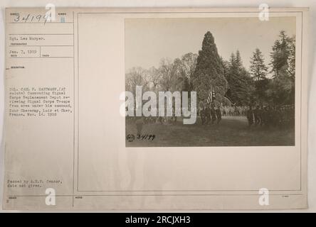 Sergent Leo Morper prenant une photo le 7 janvier 1919, à Cour Cheverny, Loir et cher, France. La photo montre le colonel Carl F. Hartmann, commandant du dépôt de remplacement du signal corps, examinant les troupes du signal corps de la zone sous son commandement. L'image a été examinée et approuvée par le censeur de l'A.E.F, sans date précise. Banque D'Images