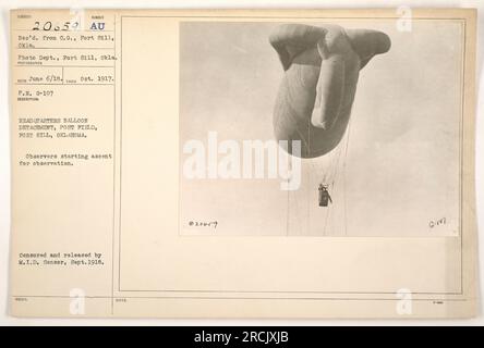 Observateurs montant dans un ballon à des fins d'observation au Headquarters Balloon Detachment, Post Field, fort Sill, Oklahoma. Cette photographie a été prise en octobre 1917 et a été censurée et publiée par M.I.D. Censurer en septembre 1918. Banque D'Images