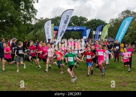 15 juillet 2023. L'événement Reading Pretty Muddy Race for Life a eu lieu à Prospect Park, Reading, Berkshire, Angleterre, au cours du week-end, avec des courses d'obstacles pour les enfants et les adultes. L'événement caritatif recueille des fonds pour cancer Research UK. Banque D'Images