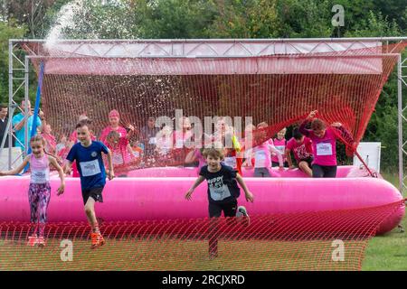 15 juillet 2023. L'événement Reading Pretty Muddy Race for Life a eu lieu à Prospect Park, Reading, Berkshire, Angleterre, au cours du week-end, avec des courses d'obstacles pour les enfants et les adultes. L'événement caritatif recueille des fonds pour cancer Research UK. Banque D'Images