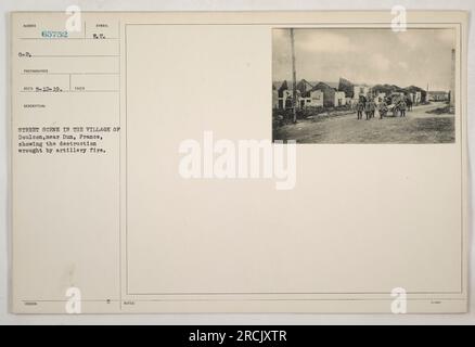 Village de Doulcon en France affichant d'importants dégâts causés par les tirs d'artillerie pendant la première Guerre mondiale Cette photographie, numérotée G-2, 65752, a été prise par le photographe RECO le 12 mai 1919. Il dépeint la dévastation infligée dans les rues avec le symbole de la destruction comme un rappel brutal des horreurs vécues par la communauté locale. Notez que cette description est dérivée d'un C-Note daté de mars 1900. Banque D'Images