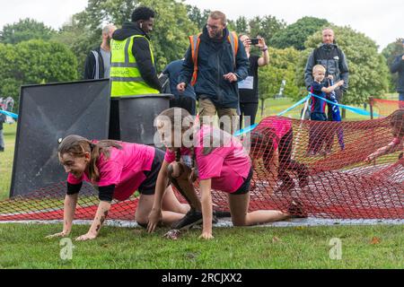 15 juillet 2023. L'événement Reading Pretty Muddy Race for Life a eu lieu à Prospect Park, Reading, Berkshire, Angleterre, au cours du week-end, avec des courses d'obstacles pour les enfants et les adultes. L'événement caritatif recueille des fonds pour cancer Research UK. Banque D'Images