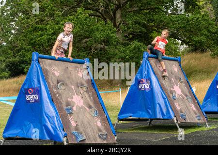 15 juillet 2023. L'événement Reading Pretty Muddy Race for Life a eu lieu à Prospect Park, Reading, Berkshire, Angleterre, au cours du week-end, avec des courses d'obstacles pour les enfants et les adultes. L'événement caritatif recueille des fonds pour cancer Research UK. Banque D'Images