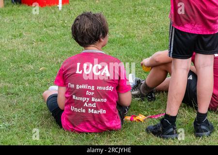 15 juillet 2023. L'événement Reading Pretty Muddy Race for Life a eu lieu à Prospect Park, Reading, Berkshire, Angleterre, au cours du week-end, avec des courses d'obstacles pour les enfants et les adultes. L'événement caritatif recueille des fonds pour cancer Research UK. Banque D'Images