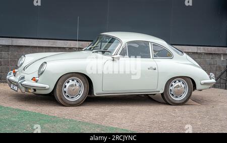 Lelystad, pays-Bas, 18.06.2023, voiture de sport classique Porsche 356 C de 1965 à la Journée nationale Oldtimer Banque D'Images