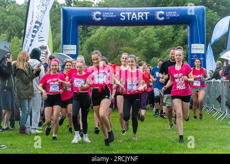 15 juillet 2023. L'événement Reading Pretty Muddy Race for Life a eu lieu à Prospect Park, Reading, Berkshire, Angleterre, au cours du week-end, avec des courses d'obstacles pour les enfants et les adultes. L'événement caritatif recueille des fonds pour cancer Research UK. Banque D'Images