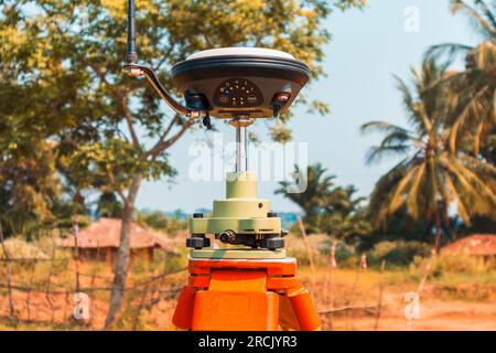 Vue rapprochée d'un appareil GPS pour l'arpentage sur le chantier Banque D'Images