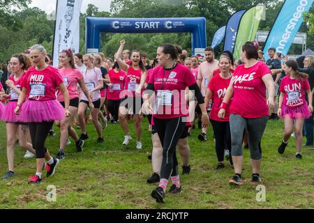 15 juillet 2023. L'événement Reading Pretty Muddy Race for Life a eu lieu à Prospect Park, Reading, Berkshire, Angleterre, au cours du week-end, avec des courses d'obstacles pour les enfants et les adultes. L'événement caritatif recueille des fonds pour cancer Research UK. Banque D'Images