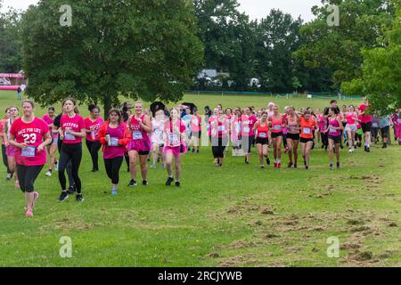 15 juillet 2023. L'événement Reading Pretty Muddy Race for Life a eu lieu à Prospect Park, Reading, Berkshire, Angleterre, au cours du week-end, avec des courses d'obstacles pour les enfants et les adultes. L'événement caritatif recueille des fonds pour cancer Research UK. Banque D'Images